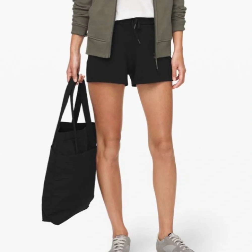 LULULEMON On The Fly Short *2.5" Size 6 Active Sports Athleisure Minimalist Chic